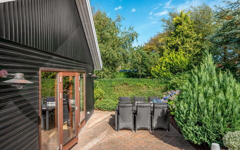Anarosa - 6Km from the Sea: Arbuste, Chalet, Toit, Maison, Domicile, Jardin, Couverture De Sol, Batiments Jardin, Siding, Cour
