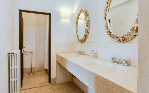 Nicoletta: Propriété, Salle De Bains, Pièce, Tuile, Sol, Design Intérieur, Mur, Éclairage, Architecture, Sol