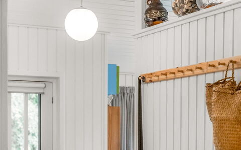 Aisa - 200M from the Sea: Design Intérieur, Luminaire, Pièce, Matériau Naturel, Tache De Bois, Lampe, Planche, Lampshade, Lustre