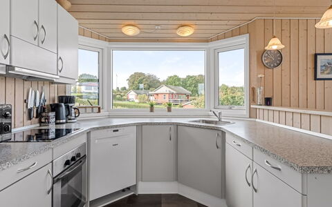 Taneli - 400M from the Sea: Cuisine, Design Intérieur, Bois, Plafond, Sol, Comptoir, Appareil De Cuisine, Cabinetry, Sol, Éclairage