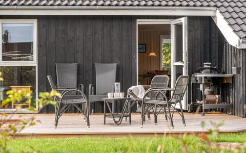 Taneli - 400M from the Sea: Bois, Meubles, Mobilier De Jardin, Dur, Chaise, Porte, Pot De Fleur, Planche, Porche, Plate-Forme