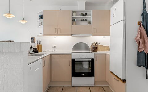 Jela - 10M from the Sea: Appareil De Cuisine, Cuisine, Comptoir, Cabinetry, Meubles, Design Intérieur, Principaux Appliance, Sol, Luminaire, Électroménager