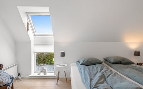 Jela - 10M from the Sea: Plafond, Design Intérieur, Chambre, Sol, Domicile, Grenier, Lit, Linge, Pièce, Drap De Lit