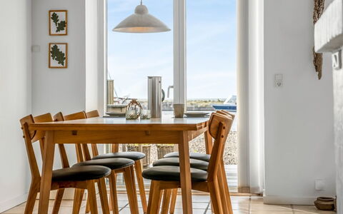 Jela - 10M from the Sea: Meubles, Table, Sol, Bois, Design Intérieur, Chaise, Salle À Manger, Table Cuisine Et Salle A Manger, Sol, Tache De Bois