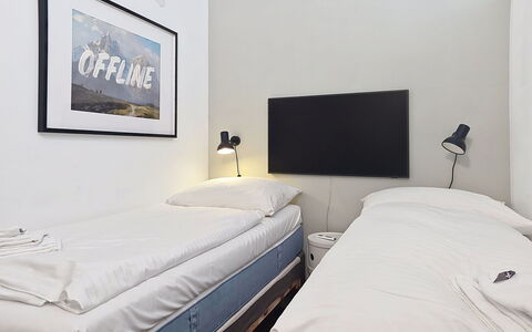 Franz Josef: Design Intérieur, Chambre, Appartement, Lit, Cadre De Lit, Literie, Drap De Lit, Plafond, Cadre, Throw Pillow