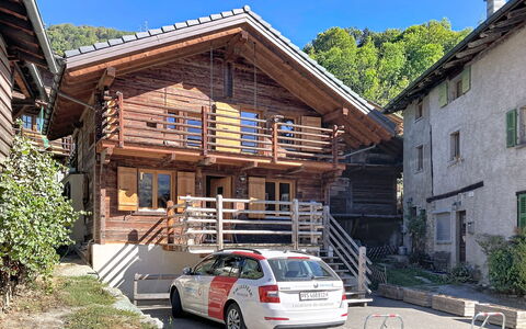 Perray 22: Maison, Porte, Chalet, Balcon, Siding, Cabane En Rondins, Escaliers