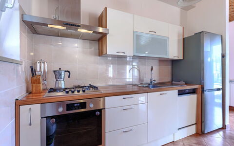 Istria Serenity: Appareil De Cuisine, Cuisine, Comptoir, Cabinetry, Principaux Appliance, Sol, Cuisinière, Électroménager, Bois, Le Fourneau