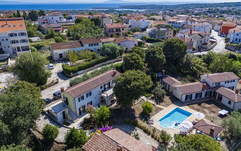 Istria Serenity: Bâtiment, Zone Résidentielle, Maison, Ville, Quartier, Domicile, Toit, Banlieue, Établissements Humains, Biens