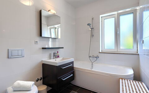 Istria Serenity: Salle De Bains, Luminaire Plomberie, Design Intérieur, Sol, Baignoire, Sol, Robinet, Évier, Plomberie, Lavabo