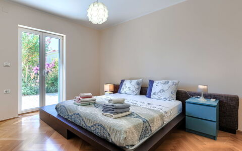 Istria Serenity: Lit, Meubles, Design Intérieur, Literie, Chambre, Drap De Lit, Sol, Sol, Mur, Pièce