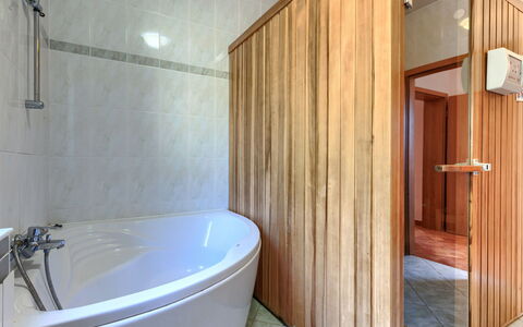 Istria Serenity: Salle De Bains, Sol, Sol, Luminaire Plomberie, Bois, Design Intérieur, Baignoire, Plomberie, Robinet, Douche