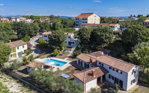 Istria Serenity: Bâtiment, Zone Résidentielle, Maison, Domicile, Biens, Toit, Piscine, Établissements Humains, Recours, Banlieue