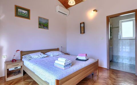 Istria Serenity: Lit, Chambre, Sol, Bois, Sol, Drap De Lit, Design Intérieur, Literie, Meubles, Plafond