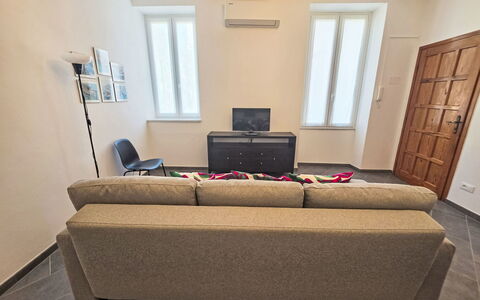 Due Passi: Meubles, Design Intérieur, Sol, Canapé, Sol, Bois, Pièce, Salon, Éclairage, Appartement