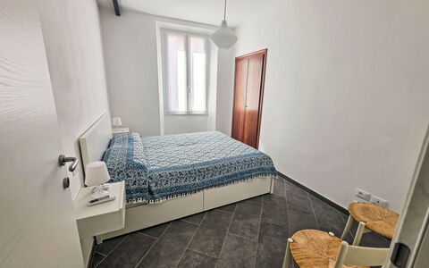 Due Passi: Lit, Chambre, Sol, Drap De Lit, Sol, Bois, Literie, Design Intérieur, Meubles, Linge