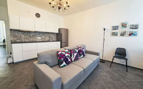 Due Passi: Meubles, Design Intérieur, Sol, Sol, Canapé, Bois, Pièce, Plafond, Salon, Éclairage