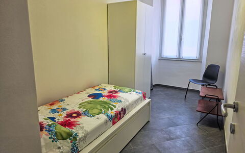 Due Passi: Lit, Chambre, Sol, Sol, Drap De Lit, Design Intérieur, Literie, Meubles, Cadre De Lit, Pièce