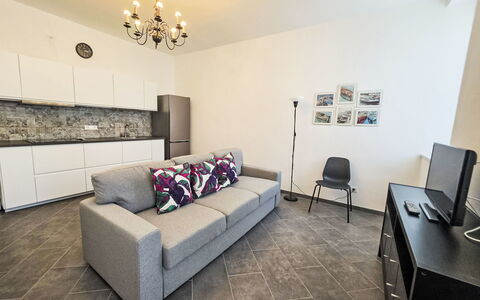 Due Passi: Meubles, Sol, Design Intérieur, Sol, Canapé, Pièce, Plafond, Éclairage, Appartement, Salon