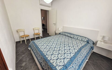 Due Passi: Chambre, Sol, Lit, Sol, Drap De Lit, Literie, Design Intérieur, Cadre De Lit, Pièce, Appartement