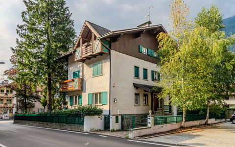 Dorian: Bâtiment, Fenêtre, Architecture, Maison, Zone Résidentielle, Domicile, Balcon