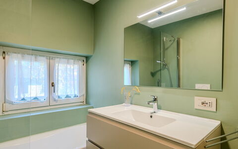 Dorian: Mur, Design Intérieur, Sol, Luminaire Plomberie, Salle De Bains, Sol, Plafond, Plomberie, Armoire De Toilette, Robinet