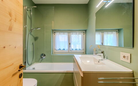 Dorian: Salle De Bains, Luminaire Plomberie, Design Intérieur, Sol, Sol, Robinet, Plafond, Baignoire, Plomberie, Évier