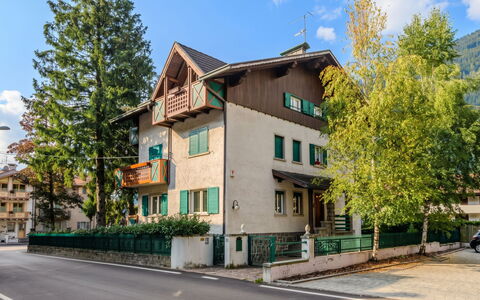 Dorian: Bâtiment, Fenêtre, Quartier, Architecture, Maison, Zone Résidentielle, Domicile, Allée, Balcon
