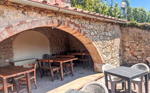 Villa Monti: Tableau De Plein Air, Restaurant, Mobilier De Jardin, Table Cuisine Et Salle A Manger, Ombre, Hacienda, Chaise, Arcade, Patio, Mur De Pierre