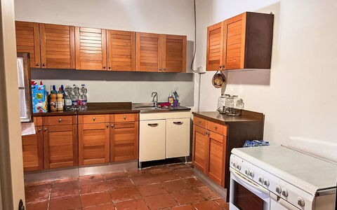 Villa Monti: Cabinetry, Cuisine, Sol, Comptoir, Appareil De Cuisine, Meubles, Bois, Principaux Appliance, Tiroir, Sol