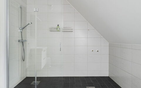 Björkfjärden: Sol, Sol, Luminaire Plomberie, Tuile, Plafond, Salle De Bains, Plomberie, Douche