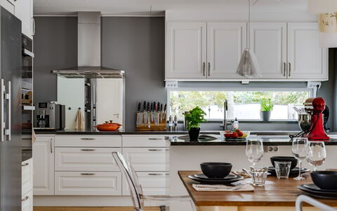 Björkfjärden: Cuisine, Comptoir, Meubles, Appareil De Cuisine, Design Intérieur, Cabinetry, Sol, Principaux Appliance, Domicile, Luminaire