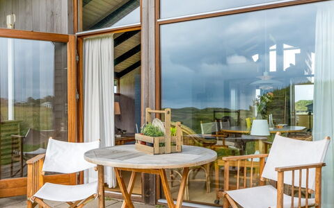 Anita - 400M from the Sea: Bois, Domicile, Chalet, Dur, Chaise, Eco Hôtel, Tache De Bois, Ombre, Matériau Naturel, Porche