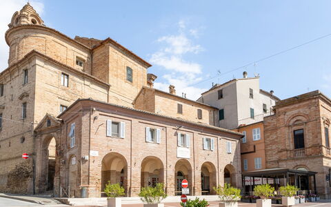 La Casa in Centro: Ciel, Façade, Ville, Point De Repère, Cambre, Centre De La Ville, Médiéval Architecture, Place, Couvent, Dôme