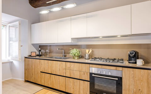 La Casa in Centro: Cuisine, Comptoir, Design Intérieur, Cabinetry, Meubles, Appareil De Cuisine, Bois, Sol, Principaux Appliance, Électroménager