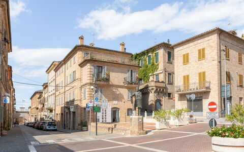 La Casa in Centro: Bâtiment, Fenêtre, Ville, Surface De La Route, Ville, Zone Urbaine, Quartier, Zone Résidentielle, Rue, Appartement