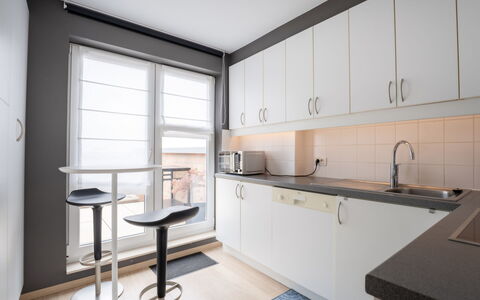 Amielie with Lateral Seaview: Cuisine, Design Intérieur, Comptoir, Sol, Cabinetry, Bois, Appareil De Cuisine, Meubles, Sol, Plafond