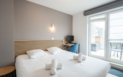 Amielie with Lateral Seaview: Bois, Appartement, Chambre, Lit, Literie, Tache De Bois, Dur, Drap De Lit, Linge, Planche