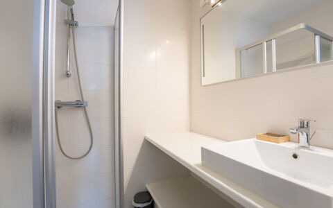 Amielie with Lateral Seaview: Salle De Bains, Mur, Luminaire Plomberie, Sol, Design Intérieur, Sol, Lavabo, Robinet, Plomberie, Évier