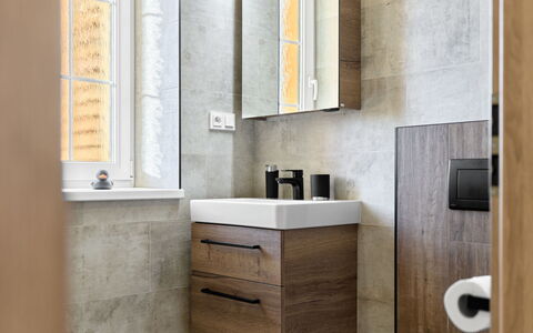 Kovářská 543: Mur, Sol, Luminaire Plomberie, Design Intérieur, Sol, Armoire De Toilette, Salle De Bains, Évier, Lavabo, Robinet