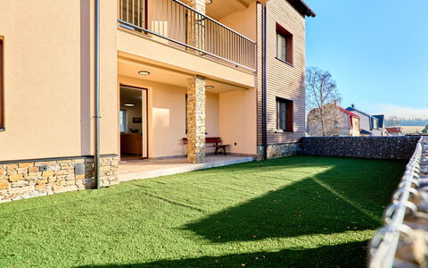 Kovářská 543: Pelouse, Jardin, Cour, Gazon Artificiel, Arrière-Cour, Cour, Aménagement Paysager, Balcon, Clôture, Allée