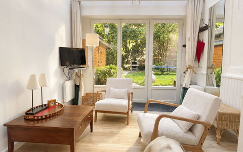 Le Vieux Chalet: Mobilier De Jardin, Arbuste, Maison, Tableau De Plein Air, Meubles, Domicile, Jardin, Pelouse, Arrière-Cour, Biens