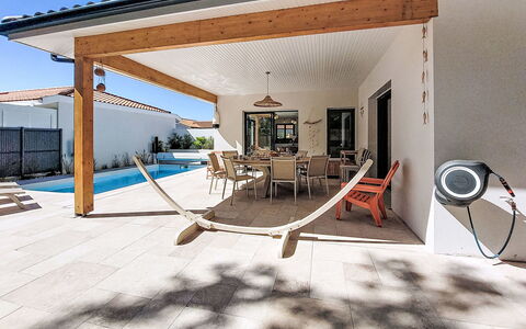 Villa Moorea: Mobilier De Jardin, Arbuste, Maison, Tableau De Plein Air, Meubles, Domicile, Jardin, Pelouse, Arrière-Cour, Biens