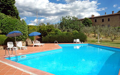 Gambassi Terme 974: L'Eau, Nuage, Plante, Piscine, Bâtiment, Arbre, Ciel, La Nature, Bleu Azur, Mobilier De Jardin