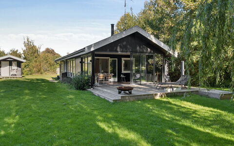 Tordis - 675M from the Sea: Maison, Toit, Domicile, Chalet, Couverture De Sol, Ferme, Jardin, Biens, Batiments Jardin, Ombre