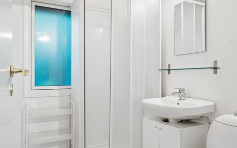 Tordis - 675M from the Sea: Mur, Sol, Design Intérieur, Luminaire Plomberie, Sol, Salle De Bains, Évier, Lavabo, Pièce, Plafond