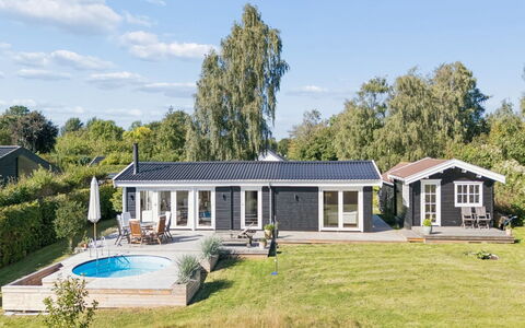 Henryka - 750M from the Sea: Maison, Domicile, Toit, Chalet, Biens, Ferme, Pelouse, Cour, Porche, Arrière-Cour