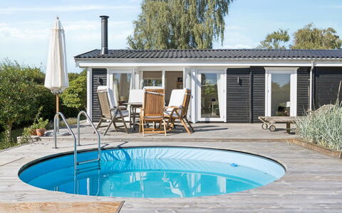 Henryka - 750M from the Sea: Bois, Chalet, Domicile, Mobilier De Jardin, Plate-Forme, Ombre, Chaise, Porche, Biens, Patio