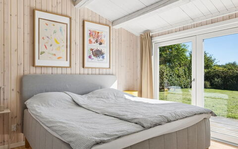 Henryka - 750M from the Sea: Chambre, Bois, Lit, Design Intérieur, Sol, Sol, Meubles, Literie, Linge, Cadre De Lit