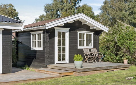 Henryka - 750M from the Sea: Bois, Chalet, Porte, Cabanon, Batiments Jardin, Siding, Jardin, Dur, Cour, Structure En Plein Air