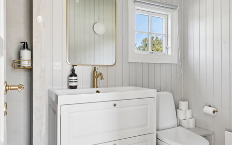 Henryka - 750M from the Sea: Sol, Sol, Luminaire Plomberie, Design Intérieur, Évier, Armoire De Toilette, Salle De Bains, Plomberie, Pièce, Robinet